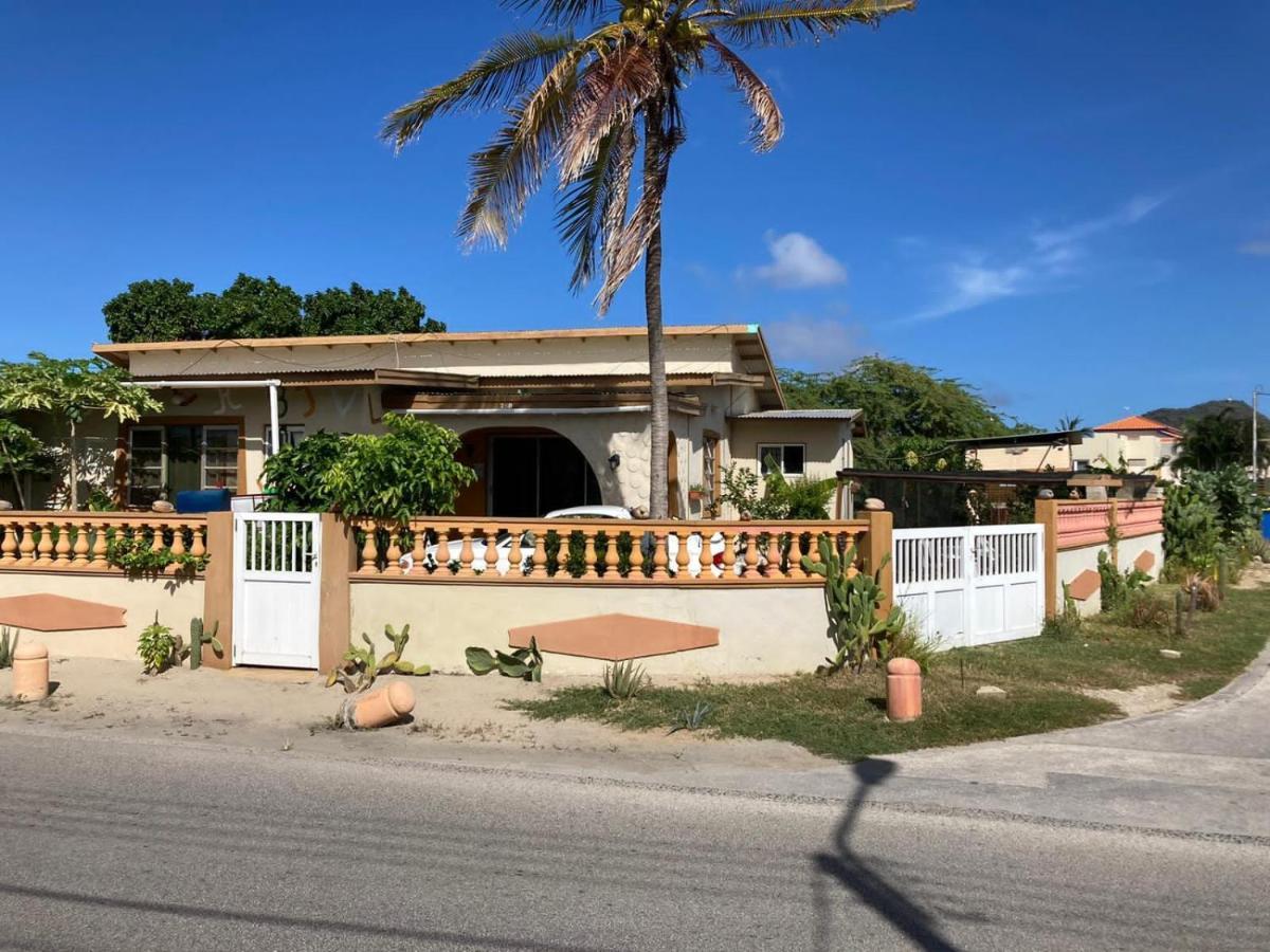 Aruba Backpackers Apartment Oranjestad Bagian luar foto