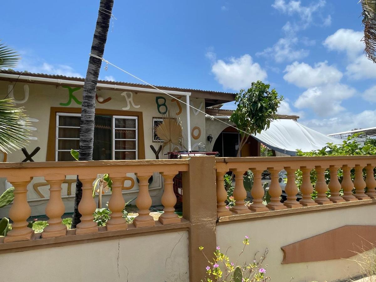 Aruba Backpackers Apartment Oranjestad Bagian luar foto